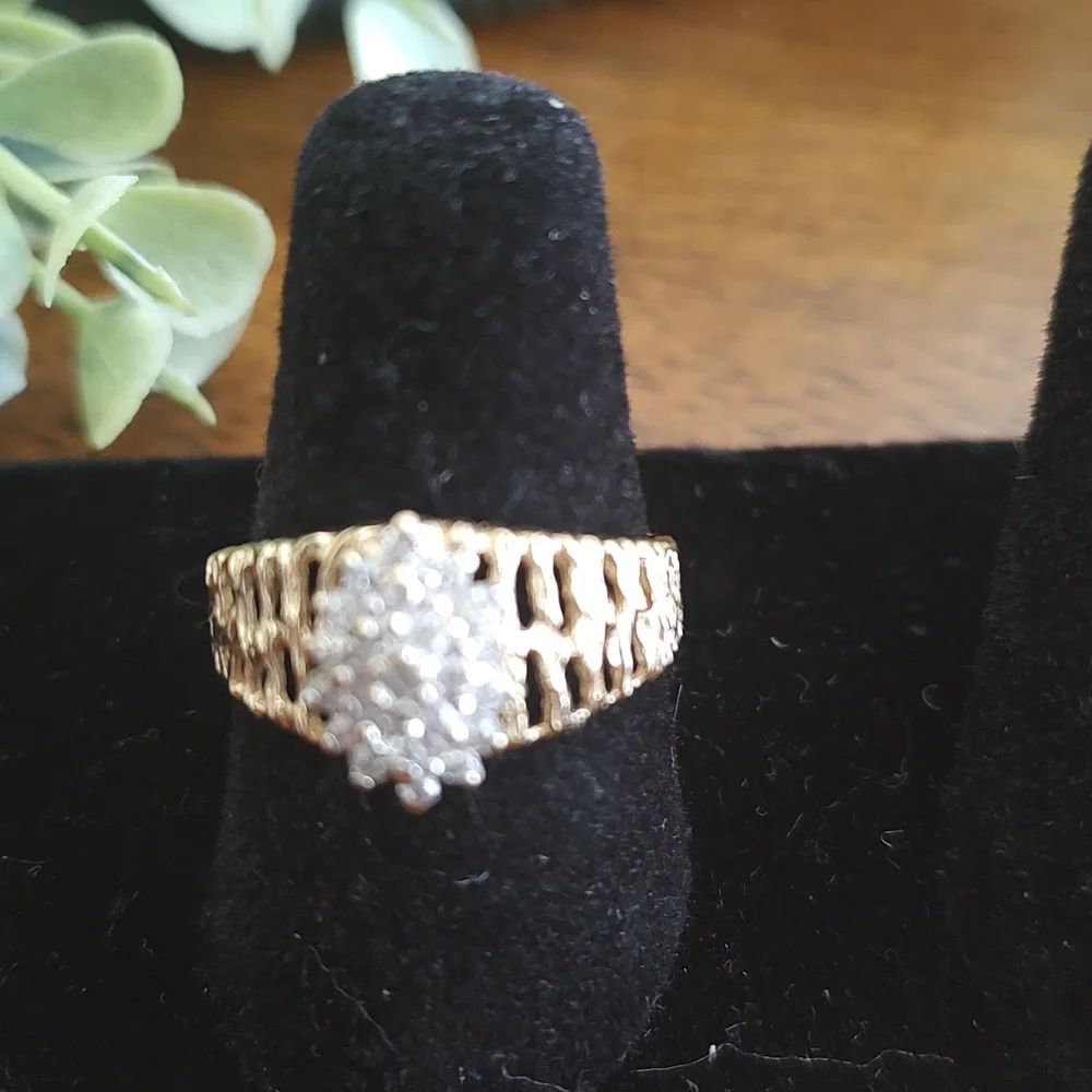 I0k Solid  Yellow Gold diamond ring - Picture 3 of 9